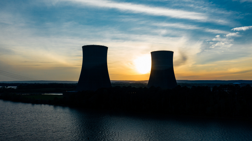 O equilíbrio entre tributação e expansão nuclear é discutido por Leonardo Manzan.