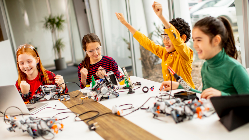 Quando a robótica entra em cena, o aprendizado se torna dinâmico, colaborativo e orientado à solução de desafios reais, destaca Sérgio Bento De Araújo.
