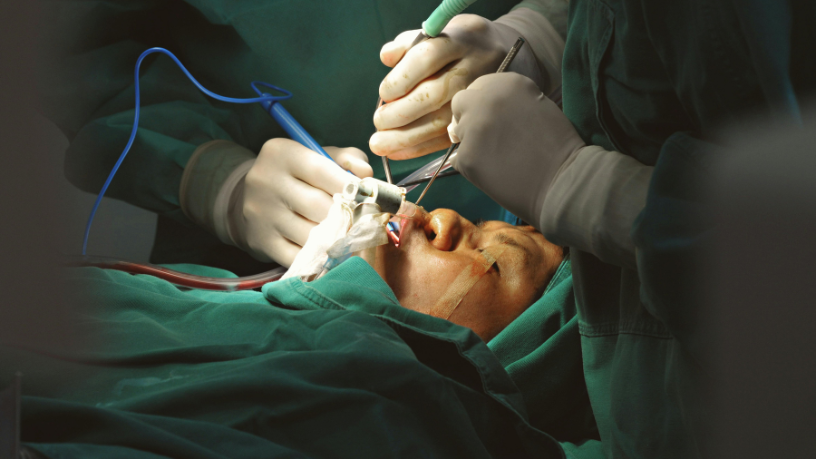 Milton Seigi Hayashi destaca que cirurgia plástica e idade exigem avaliação individualizada.