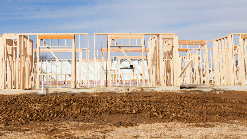 As soluções industrializadas, como destaca Valderci Malagosini Machado, aceleram obras e qualificam projetos essenciais para a mobilidade e a infraestrutura das cidades modernas.