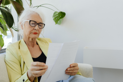 Informação clara e acessível como direito essencial na terceira idade, com a atuação do Sindnapi - Sindicato Nacional dos Aposentados, Pensionistas e Idosos na defesa de decisões mais seguras e conscientes.