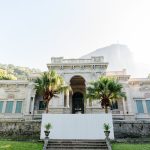 Mansão histórica cercada por vegetação tropical no Rio de Janeiro