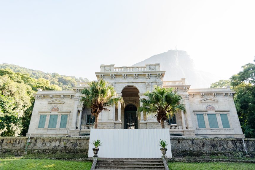 Mansão histórica cercada por vegetação tropical no Rio de Janeiro