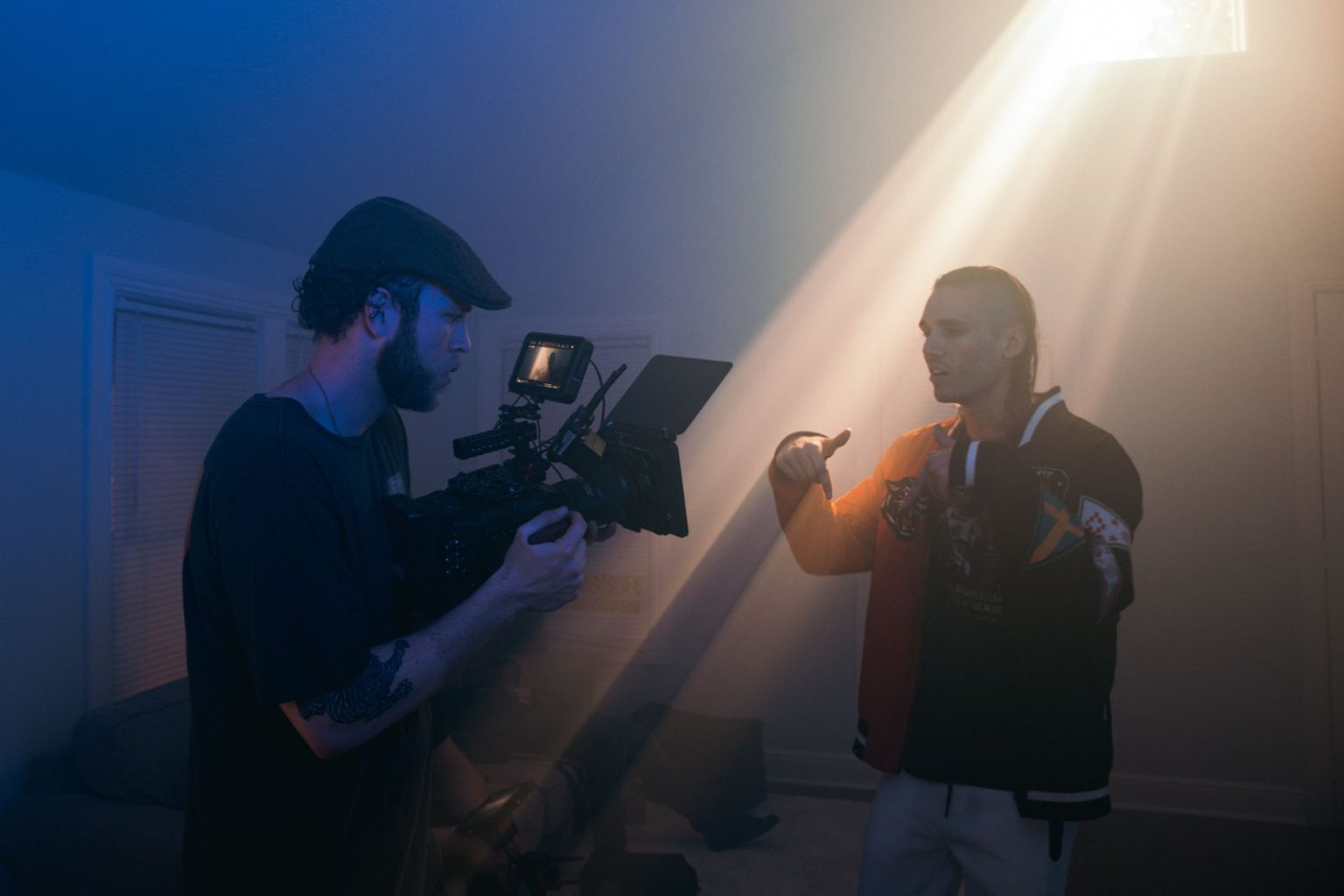 Videógrafo registra uma cena com iluminação cinematográfica em um set de filmagem