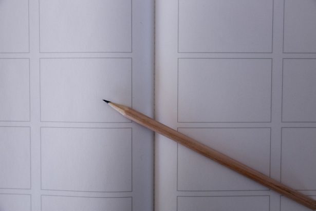 Close de um lápis sobre um storyboard com quadros em branco, representando o planejamento visual de uma animação.