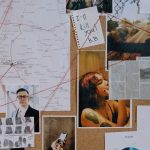Painel de investigação criminal com fotografias, mapas e fios vermelhos conectando pistas