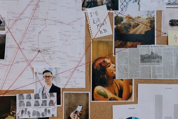 Painel de investigação criminal com fotografias, mapas e fios vermelhos conectando pistas