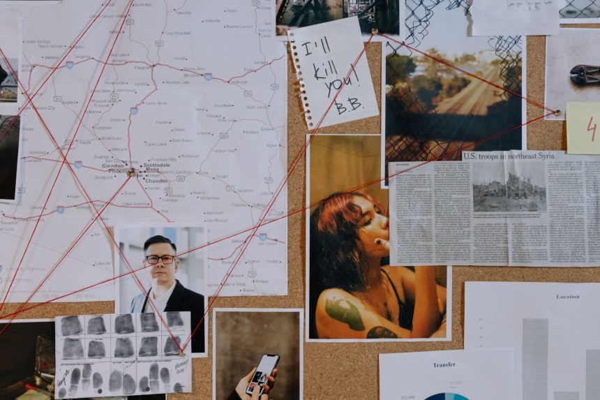 Painel de investigação criminal com fotografias, mapas e fios vermelhos conectando pistas