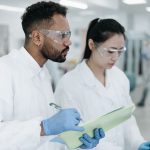 Dois pesquisadores trabalham juntos em um laboratório moderno.
