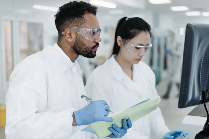 Dois pesquisadores trabalham juntos em um laboratório moderno.