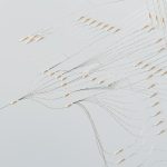 Ilustração abstrata de uma rede neural digital complexa com conexões e fluxo de dados.