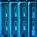Racks de servidores iluminados em um data center, representando a infraestrutura usada para operar aplicações de inteligência artificial em larga escala.