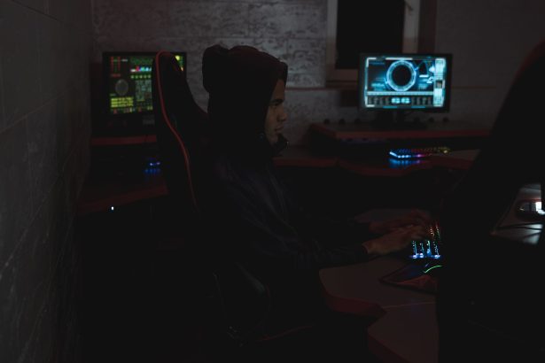Profissional analisa dados em múltiplos monitores em um centro de operações de cibersegurança.