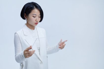 Mulher interage com uma tela transparente de aparência futurista em um ambiente tecnológico.
