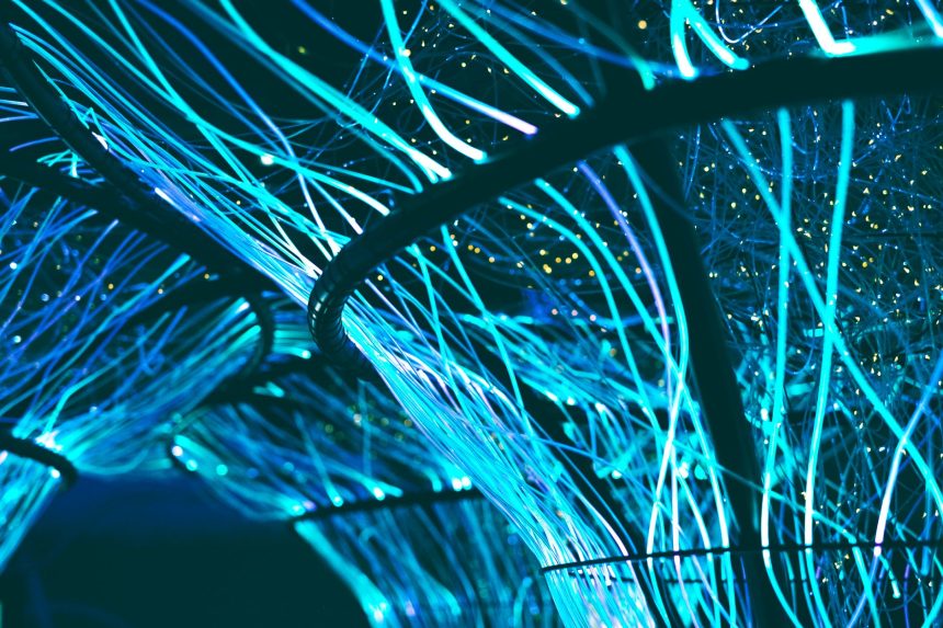 Fibras ópticas azuis luminosas formando um padrão abstrato e futurista.